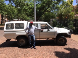 Mozes de Hilux kopende Namibier